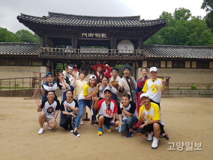 한국민속촌에 관광 온 외국인 모습