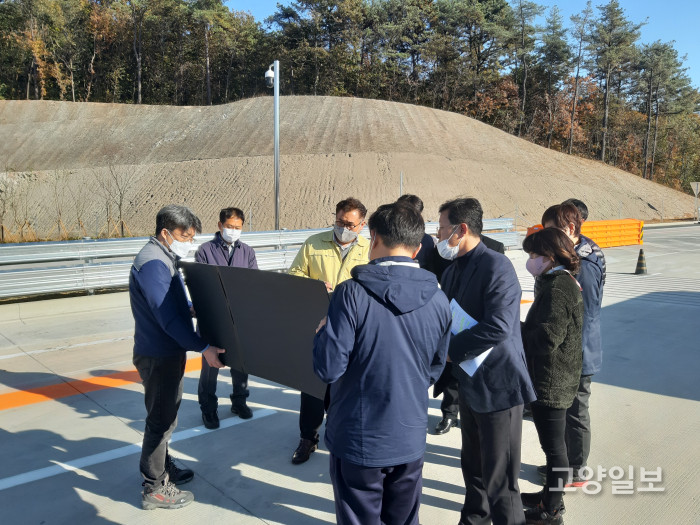 지난 4일 고양시의회 건설교통위원회 위원들은 서울~문산 간 고속도로 현장을 방문했다.