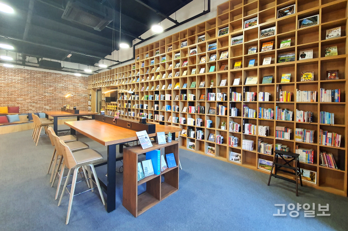 2층에 위치한 도서관, 이재준 고양시장이 기증한 도서도 만나볼 수 있다.