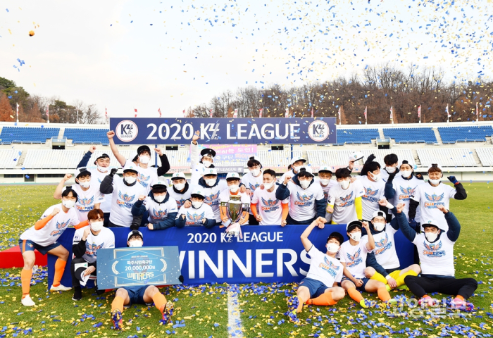 파주시민축구단이 2012년 창단 이후 처음으로 K4리그 초대 우승과 동시에 K3리그에 승격했다.