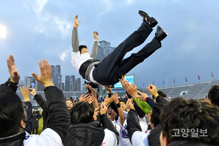수원 FC 구단주인 염태영 시장이 선수들의 헹가래를 받고 있다.