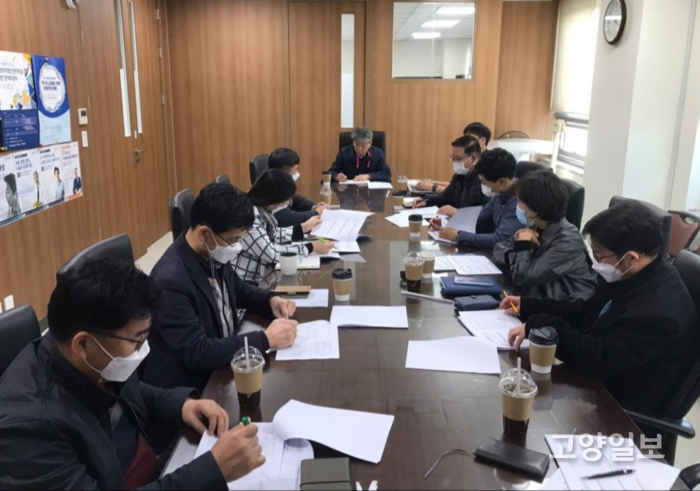 김해영 박사가 노동조합 회의를 진행하고 있다.