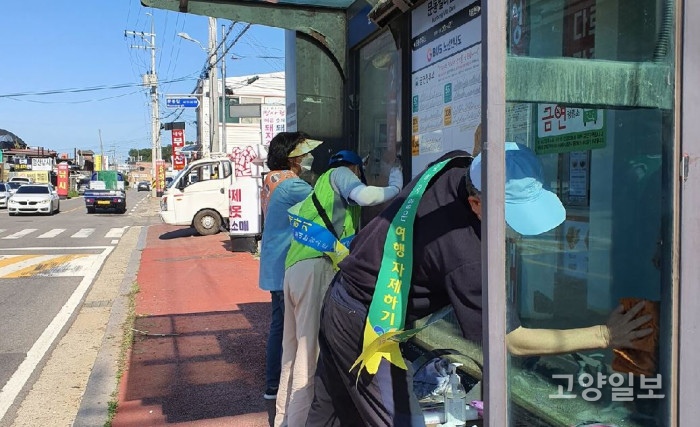 고양희망알바 6000에 참가한 시민이 버스정류장에서 스티커 제거 작업을 하고 있다. (사진은 이 기사와 관련없음)