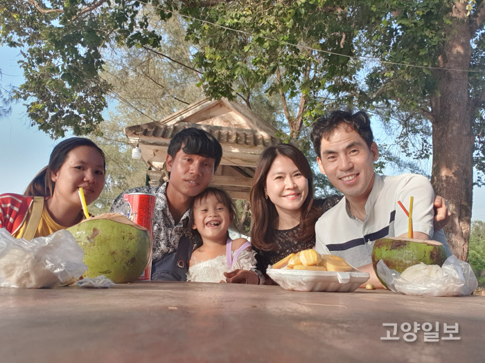 이민자(다문화) 가족들과 기념 촬영을 하고 있는 김세영 센터장