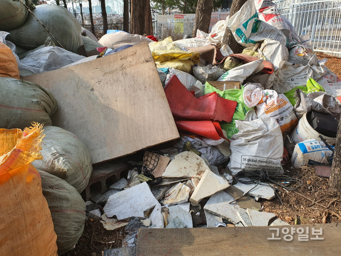 일산서구 한 아파트 내에 무단방치한 쓰레기와 폐기물이 쌓여 있다.