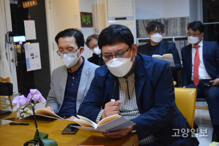 지난 19일, 책방이듬’의 『66회 일파만파 낭독회』 당시 서홍관 시인의 ‘의사의 업적6’을 낭독하고 있는 정상호 씨(환경엔지니어)