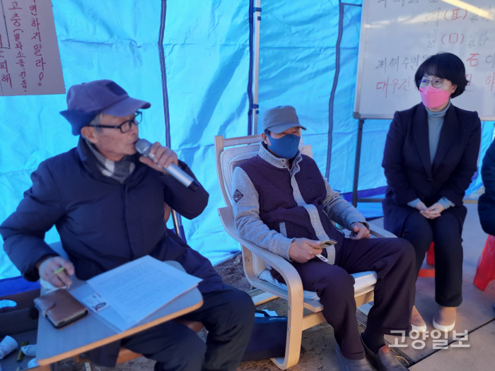 김현아 전 의원은 지난 21일 일산서구 송산동 9통 주민대책위원회의 천막 농성장에서 대책위・마을 주민과 간담회를 가졌다.