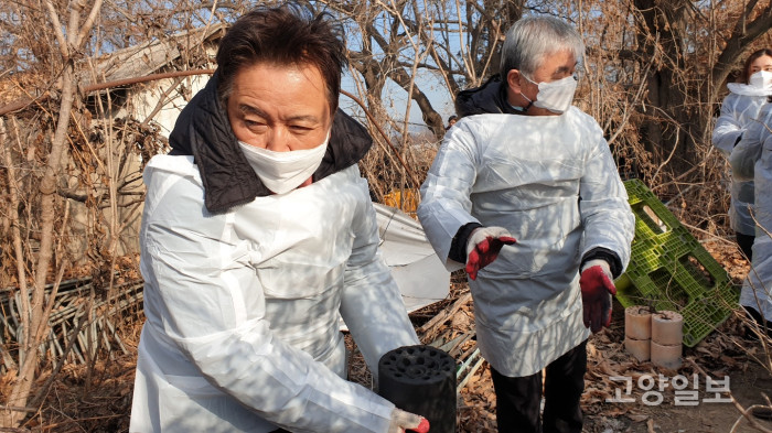 연탄나누기 봉사에 열심인 김영환 위원장 모습(좌측)