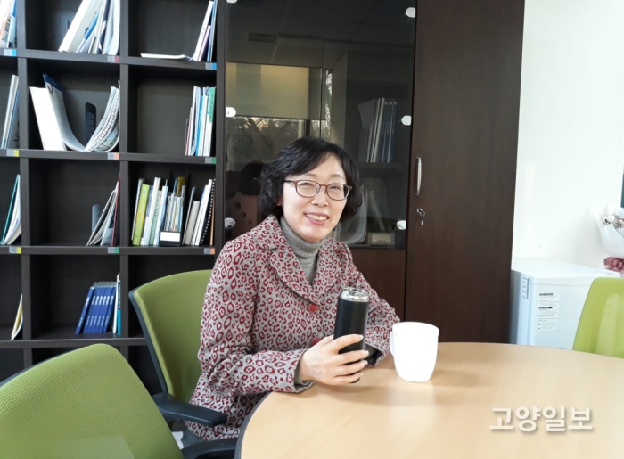 플라스틱프리챌린지 캠페인에 동참하면서 텀블러를 들고 있는 박윤희 대표