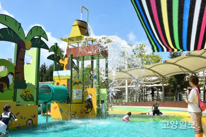 중산근린공원, 물놀이하며 즐거워하는 어린이 모습