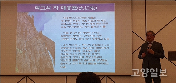 구룡과 절벽 위 자생 대홍포에 대해 설명하고 있는 정무성 교수
