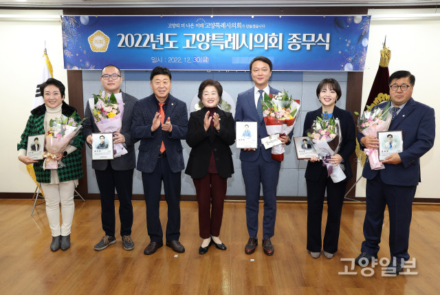 (왼쪽부터) 김수진 의원, 박현우 의원, 김영식 의장, 조현숙 부의장, 최규진 의원, 정민경 의원, 임홍열 의원