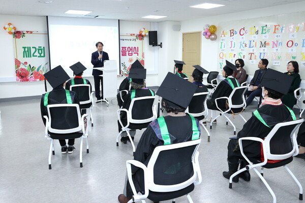 지난 2월 23일에 열린 높빛희망학교 제2회 초등과정 졸업식 모습이다.