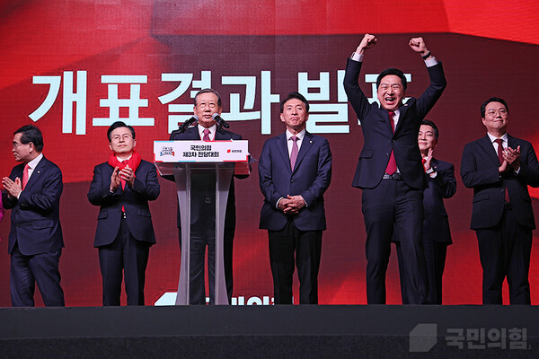 김기현 당 대표 후보가 당선 확정 발표를 듣고 환호하고 있다.