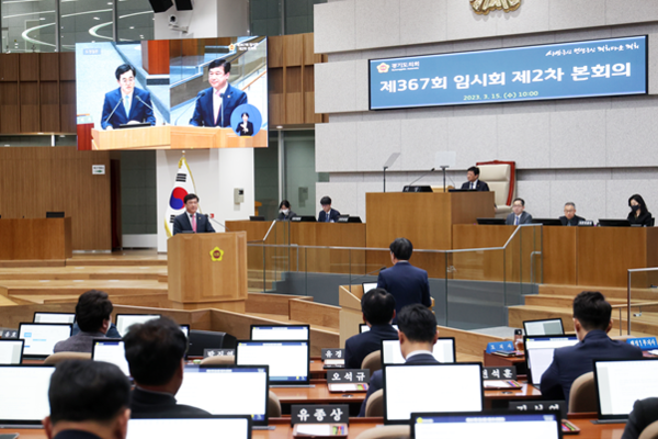 김동연 경기도지사가 이택수 의원의 도정질문에 답하고 있다.