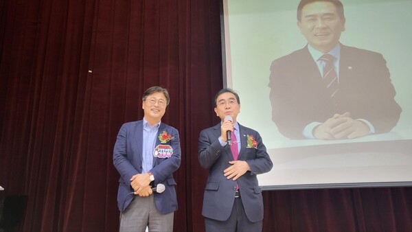 강연회에서 인사하고 있는 태영호 의원(좌측은 김종혁 고양병 당협위원장)
