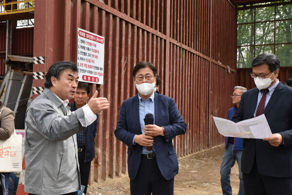 지난 4월 13일 인선ENT 현장 방문 모습(좌로부터 인선 관계자, 김종혁 위원장, 이정형 부시장)