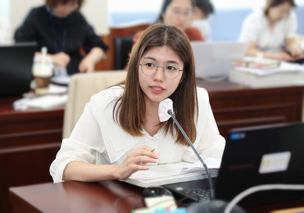 지난 20일 천승아 시의원이 청소년재단을 대상으로 한 행정사무감사에서 질의를 하고 있다.