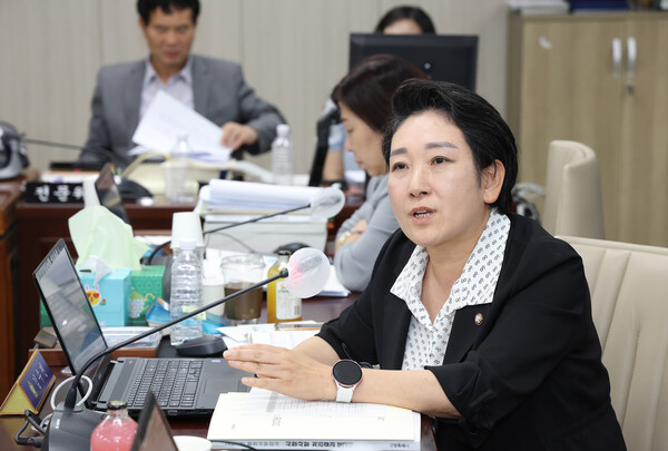 행정사무감사에서 질의를 하고 있는 김수진 시의원