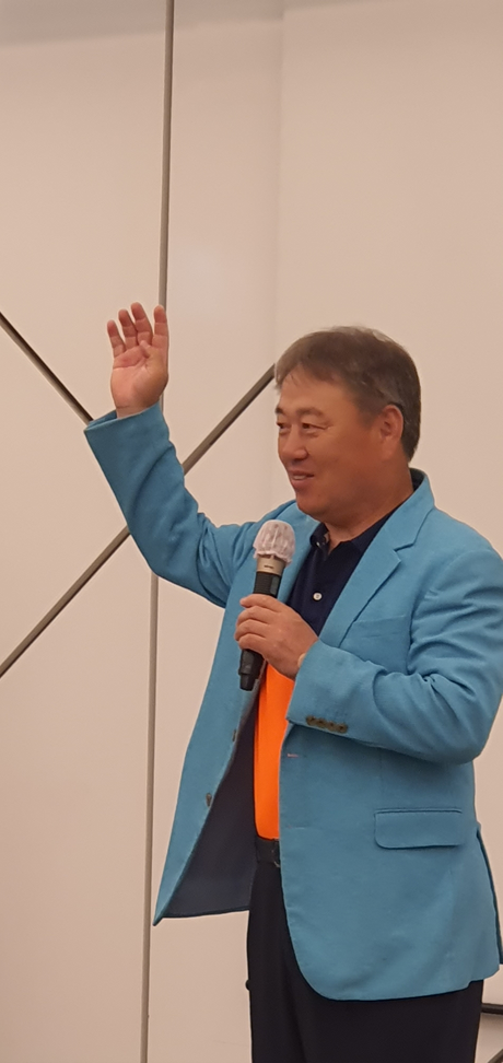 '봉사'와 '행복'을 강조하고 있는 김원길 회장