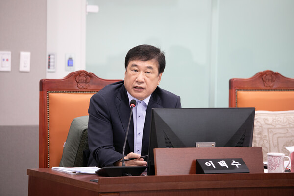 경기도의회 도시환경위원회에서 발언하고 있는 이택수 도의원