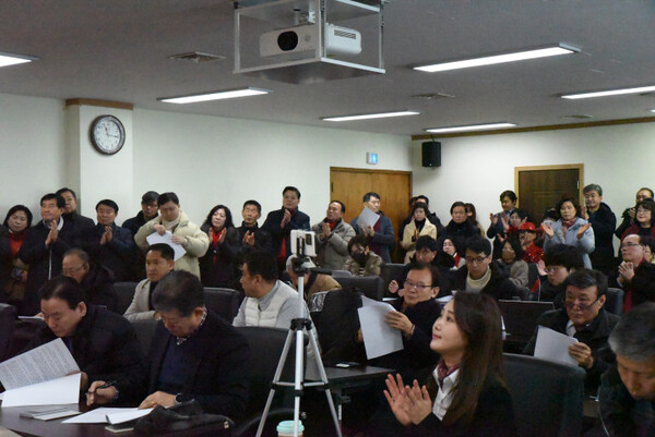 많은 기자들과 지지자들이 김종혁 예비후보의 말을 경청하고 있다.