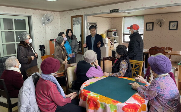 성운현 일산3동장이 지역 내 경로당을 방문, 어르신들과 이야기하고 있다.